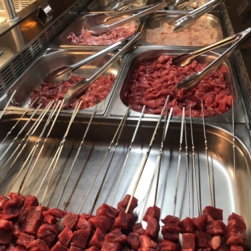 Buffet med kød og spyd hos kinesisk restaurant i Kalundborg